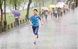 梦见和别人在雨中奔跑什么预兆